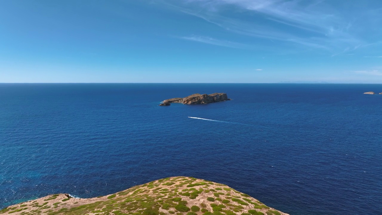 伊比沙岛西海岸的小岛，夏日鸟瞰图视频素材