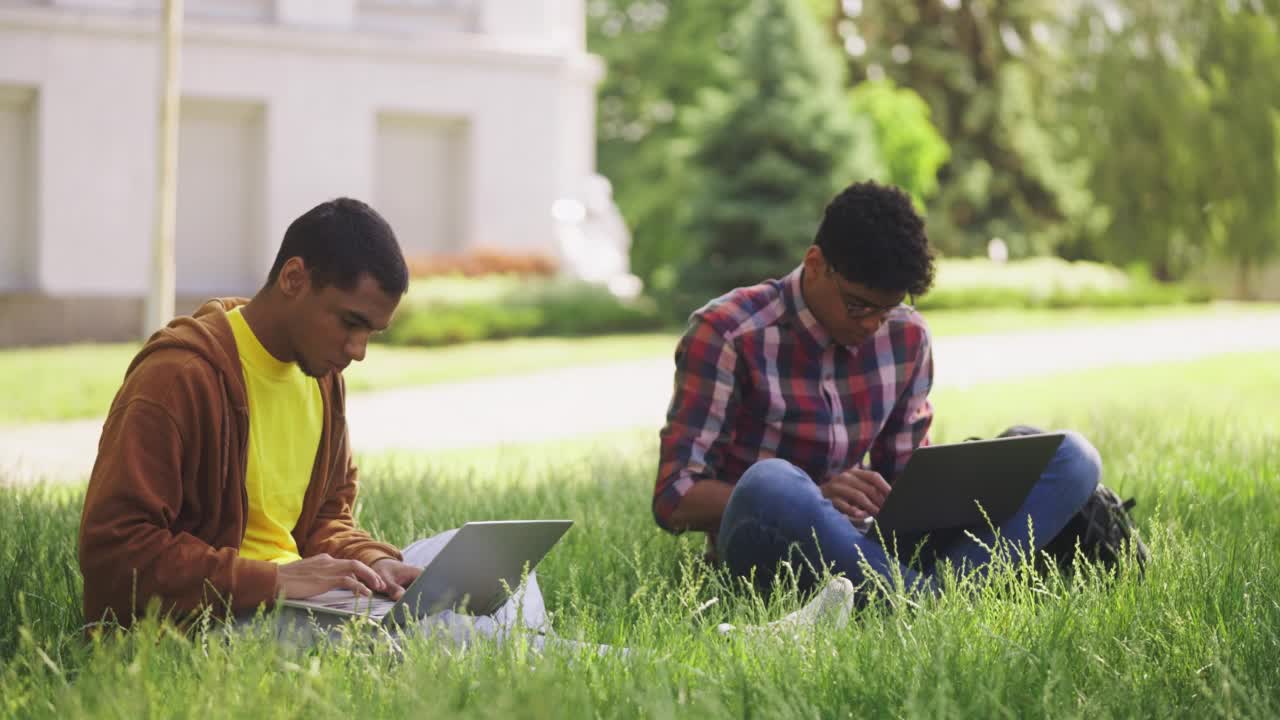 男学生在大学校园用笔记本电脑学习，在线教育，小工具视频素材