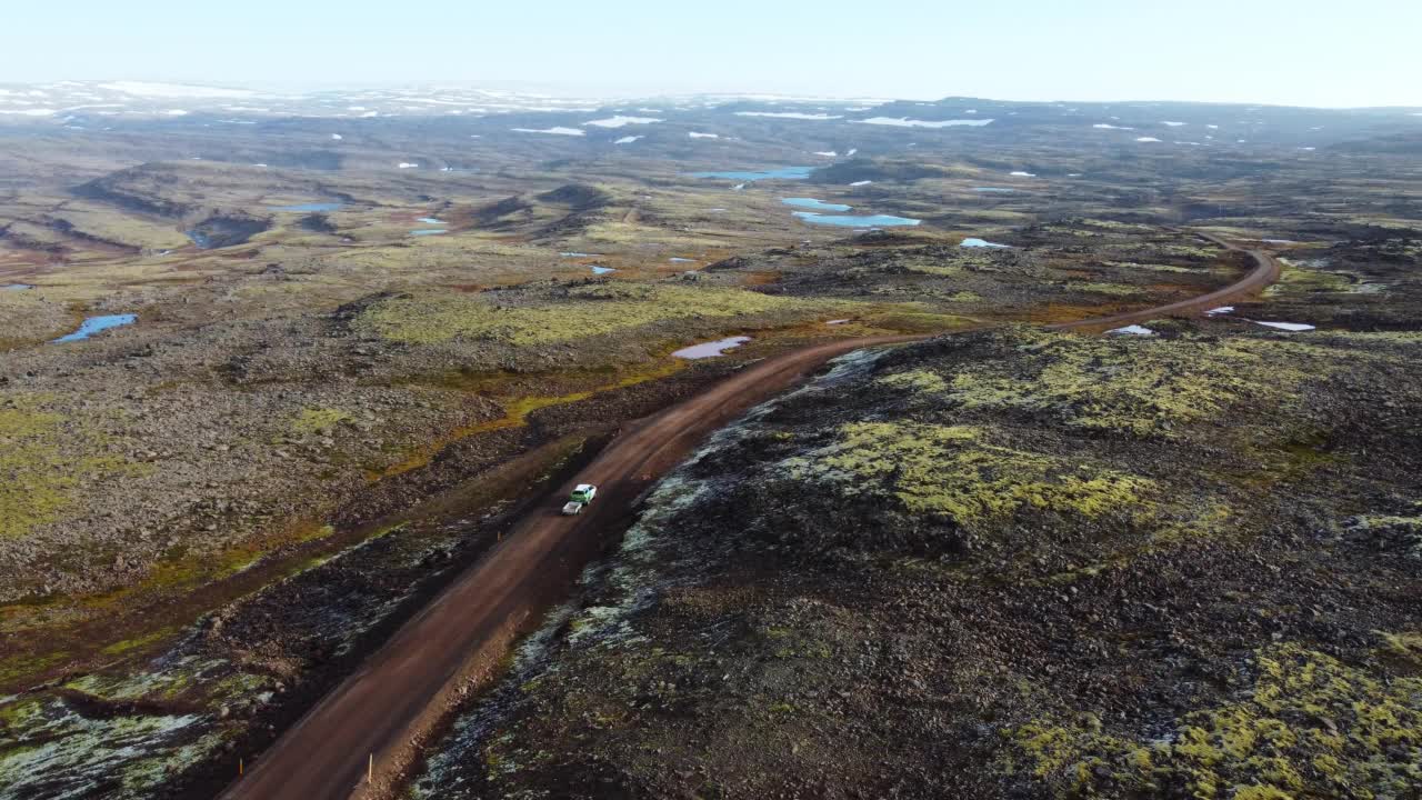 冰岛的道路景观，美丽的火山自然在阳光明媚的天气，旅行目的地砾石f路视频素材