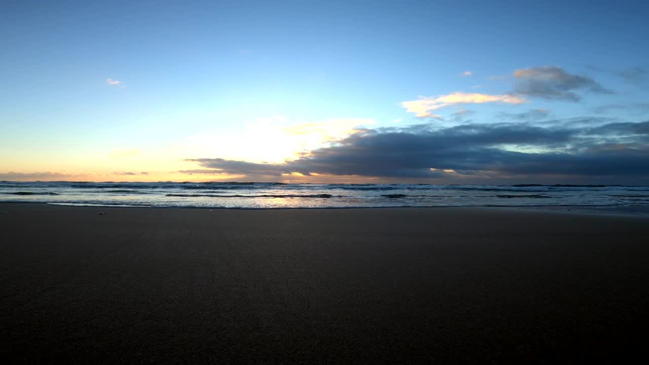 海滩日落时视频素材