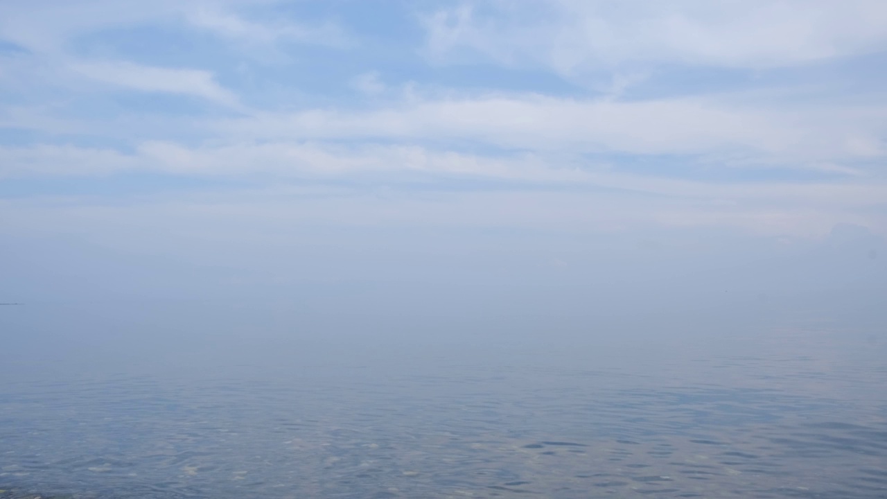 慢镜头，平静开阔的大海，宁静空灵的风景。文本的空模板。和谐、放松、冥想和心理健康的概念。梦幻般的风景视频素材