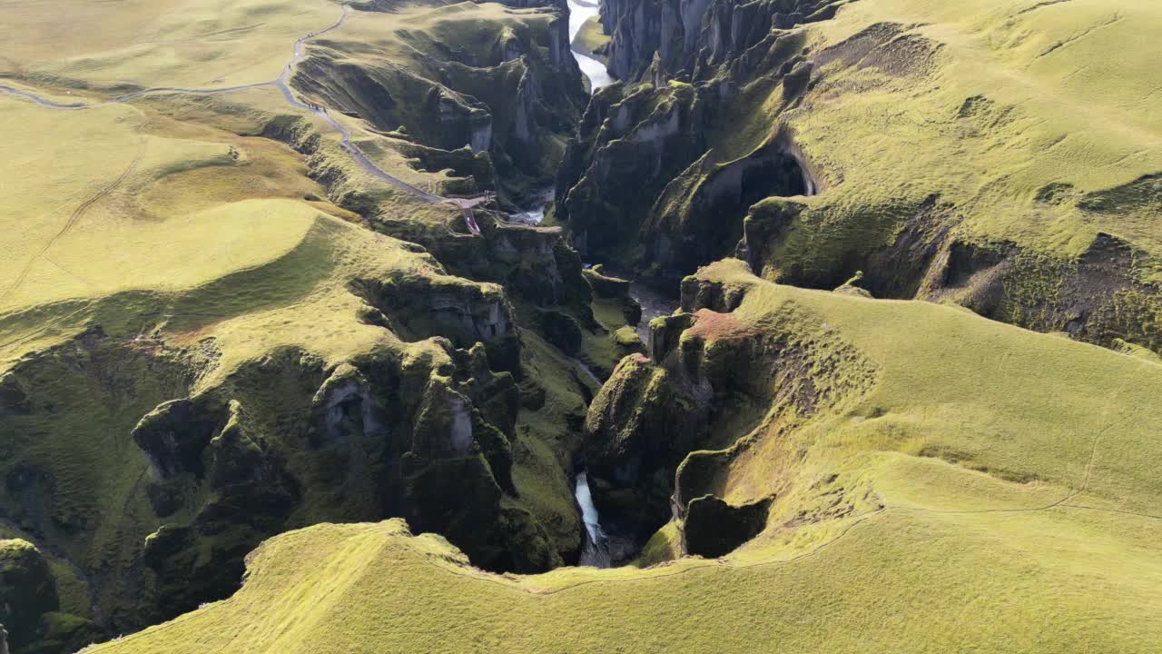 冰岛Fjadrargljufur峡谷无人机景观视频素材