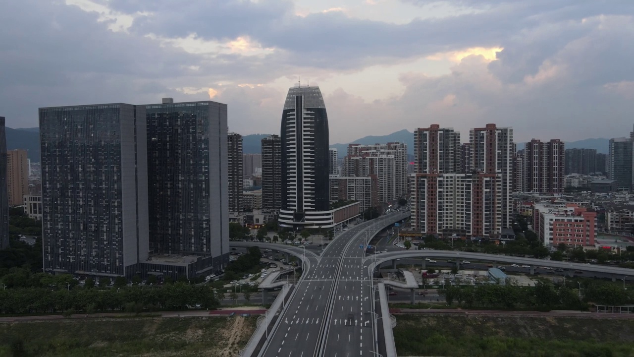 空无一人的直路鸟瞰图视频素材