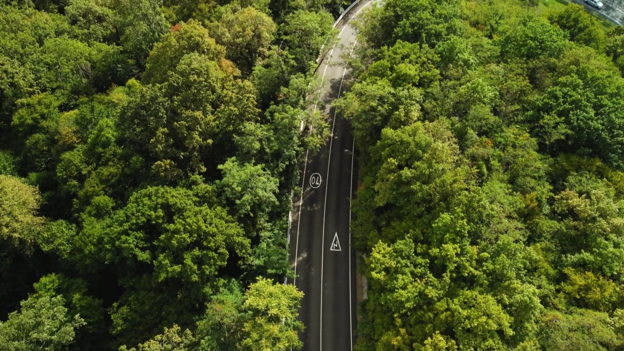 山里的公路。山蜿蜒的视频素材