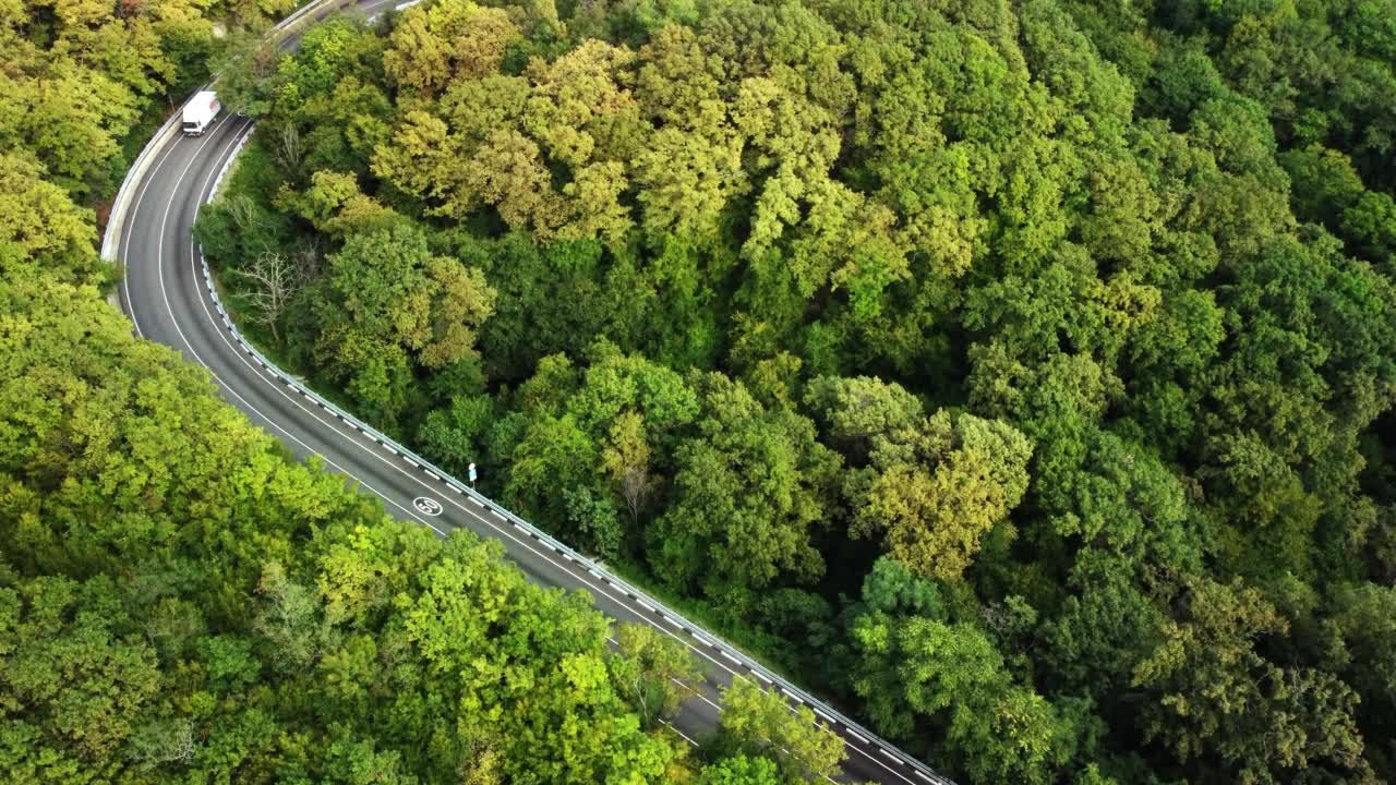 山里的公路。山蜿蜒的视频素材