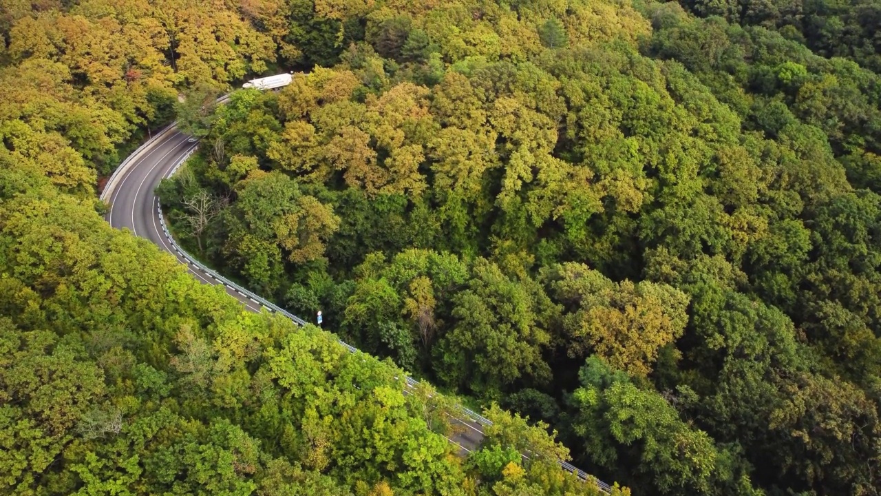 山里的公路。山蜿蜒的视频素材