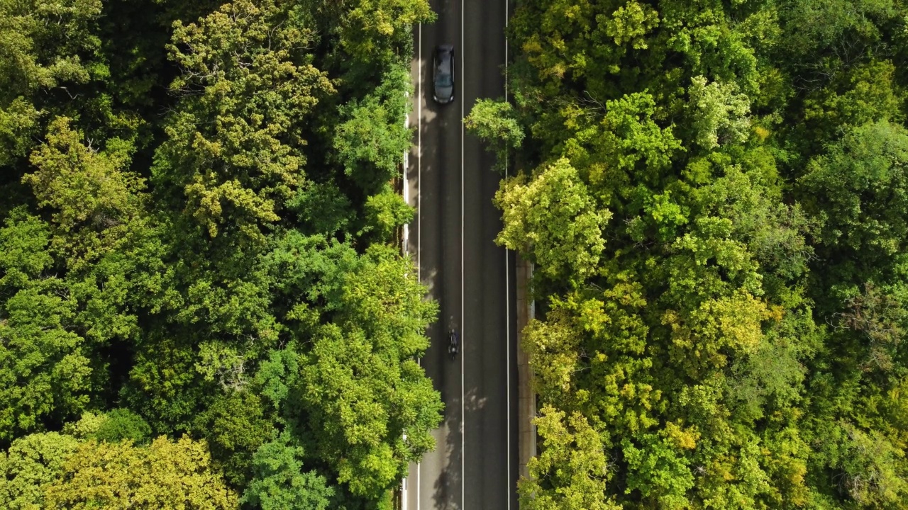 山里的公路。山蜿蜒的视频素材