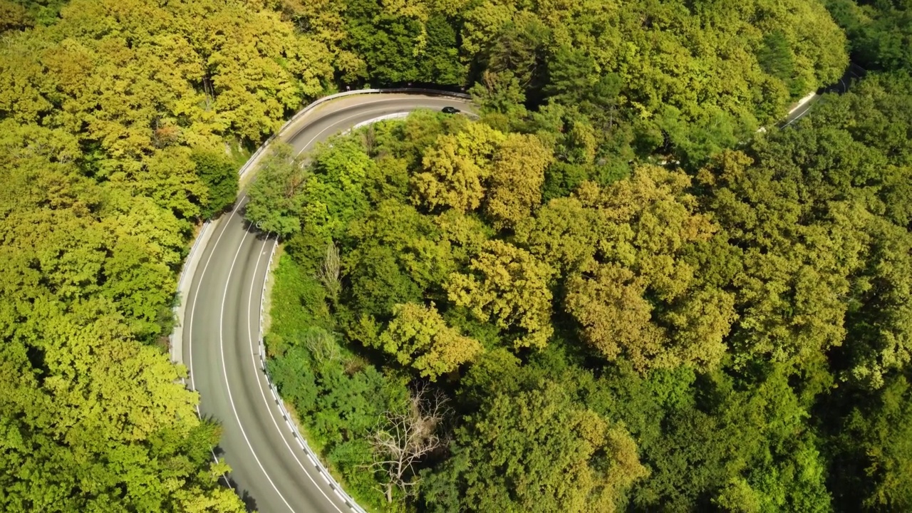 山里的公路。山蜿蜒的视频素材