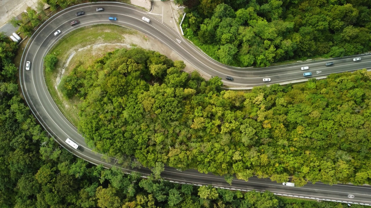 山里的公路。山蜿蜒的视频素材