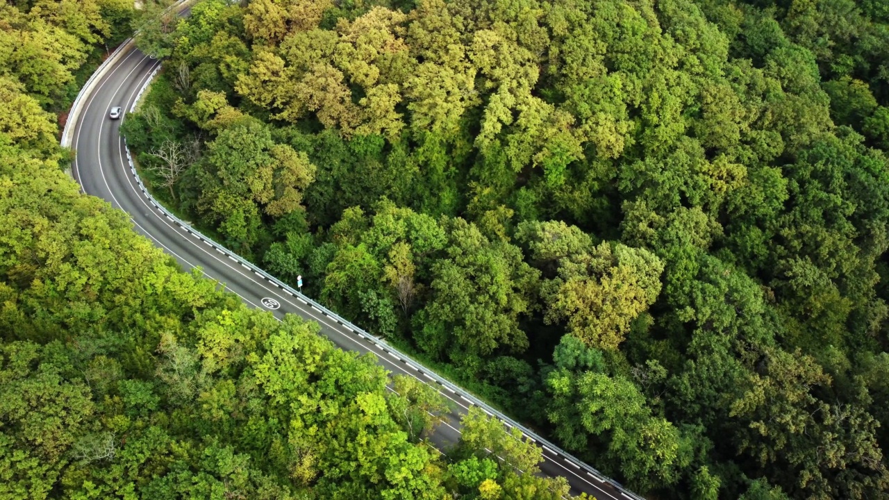 山里的公路。山蜿蜒的视频素材