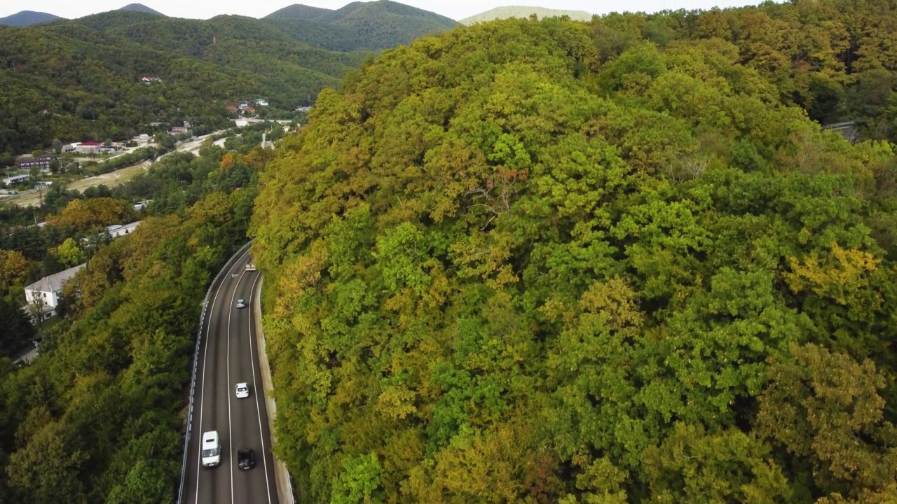 山里的公路。山蜿蜒的视频素材