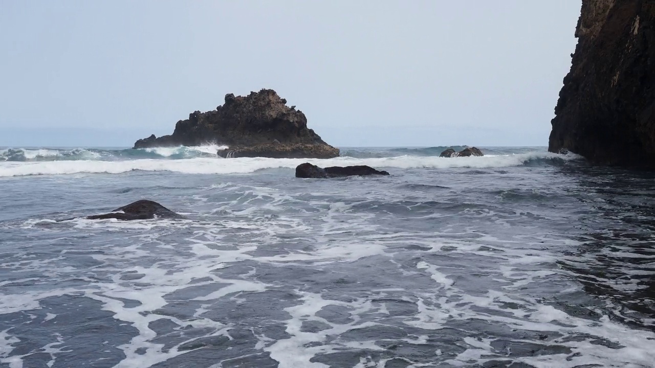 海岸景观，海浪拍打着特内里费岛的沙质和岩石海滩。视频素材