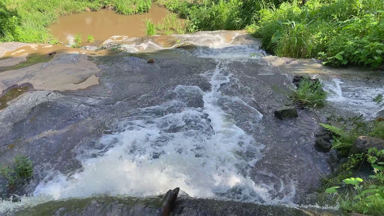 河流从岩石上流过。丛林流。水从石头上流过。水流打在岩石上形成泡沫。河流流向岩石。视频素材