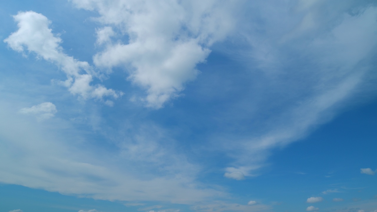 自然天气蓝天。白云配蓝天背景。热带夏天阳光明媚，白天阳光灿烂。时间流逝。视频素材