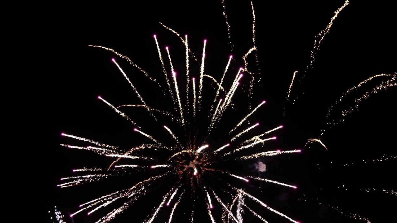 夜空中的烟火。节日:大型节日或节日的传统结尾视频素材