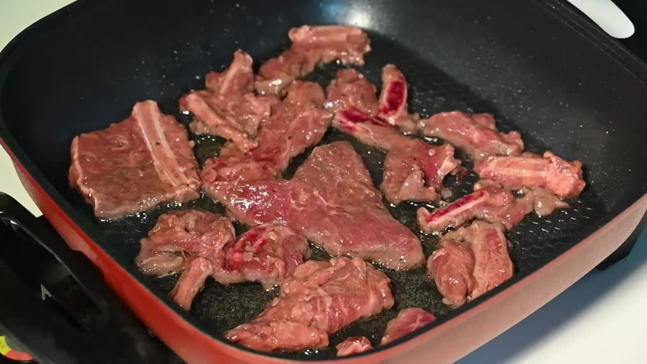 特写视频炸牛肉视频素材