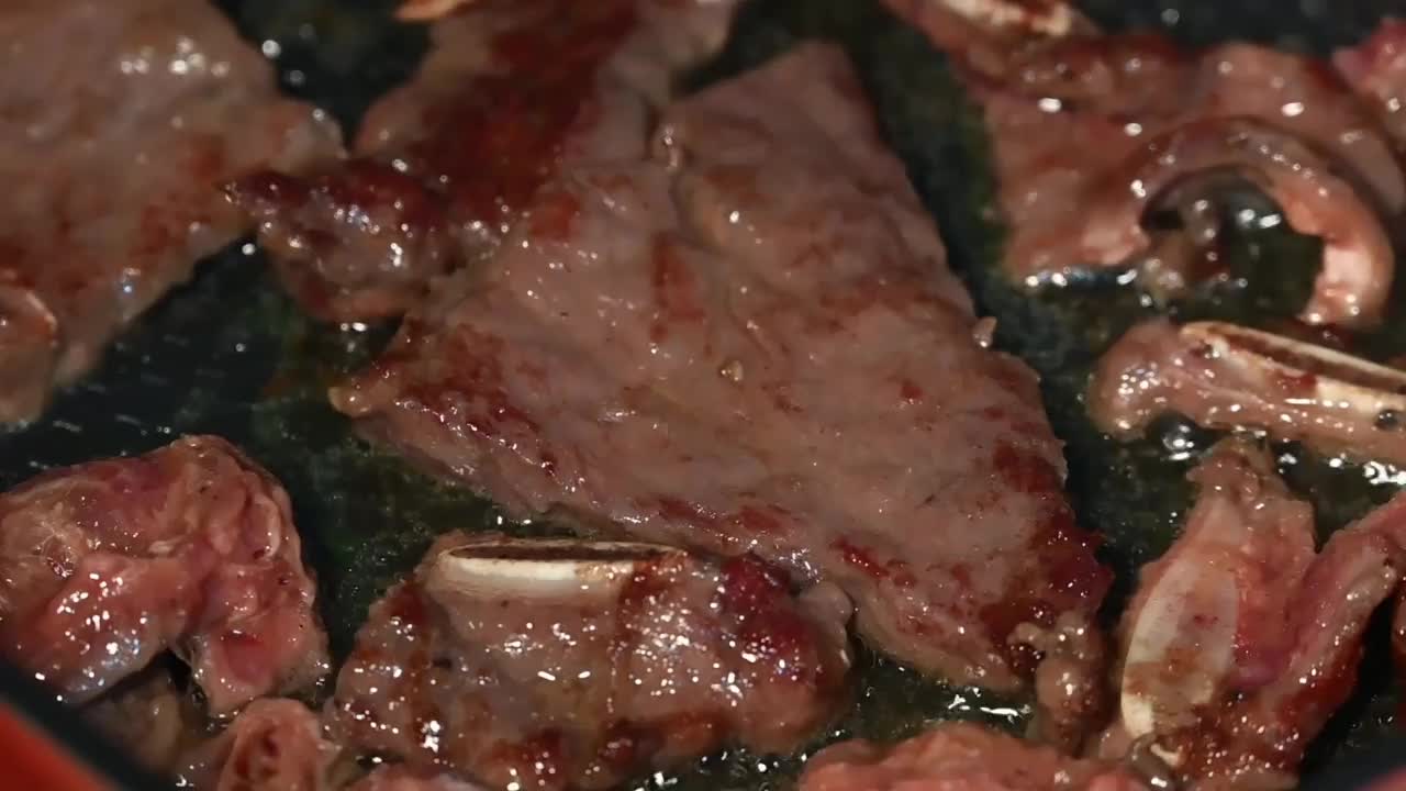 特写视频炸牛肉视频素材