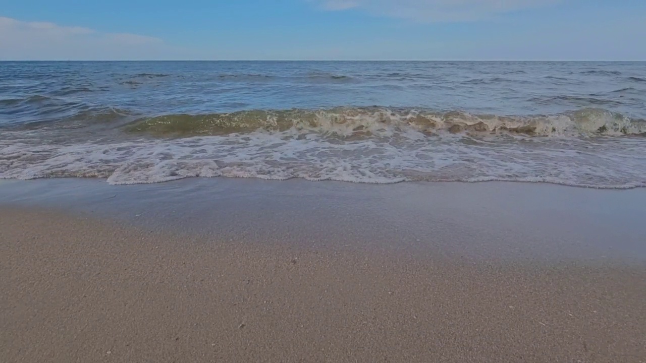 沙滩上的海浪和蓝天视频素材