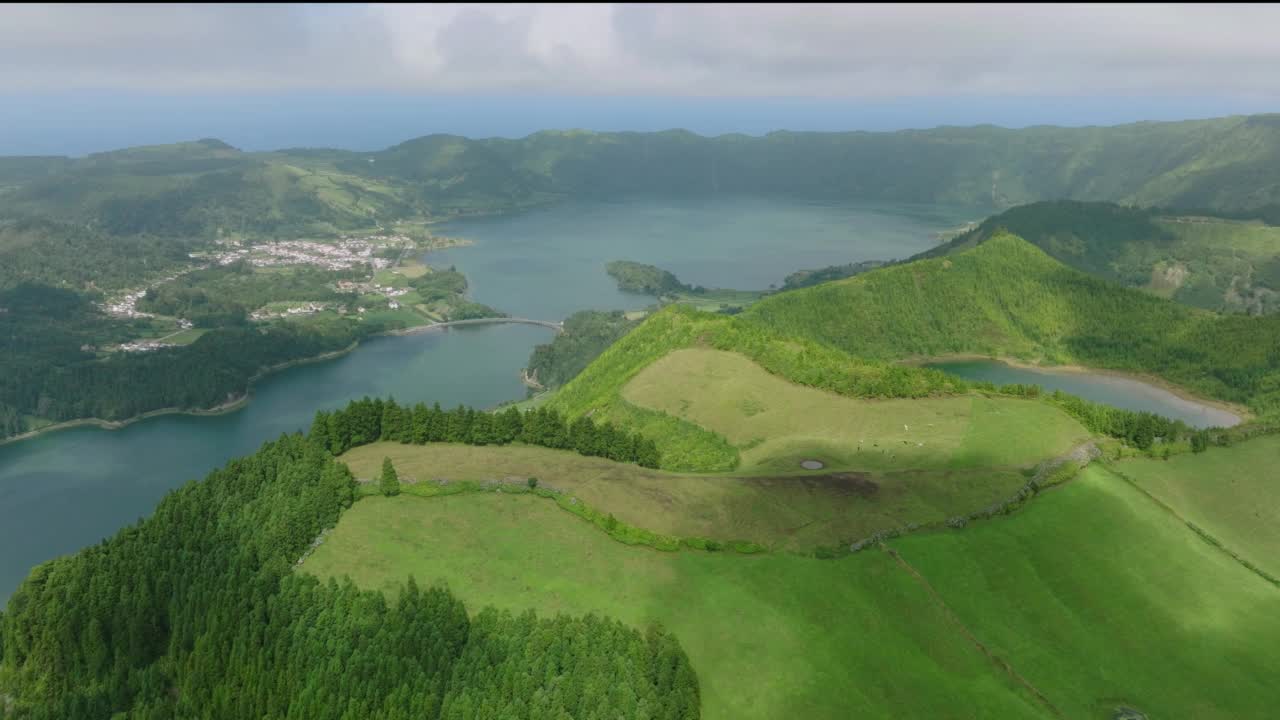 圣米格尔岛/亚速尔群岛塞特西达德斯鸟瞰图视频素材