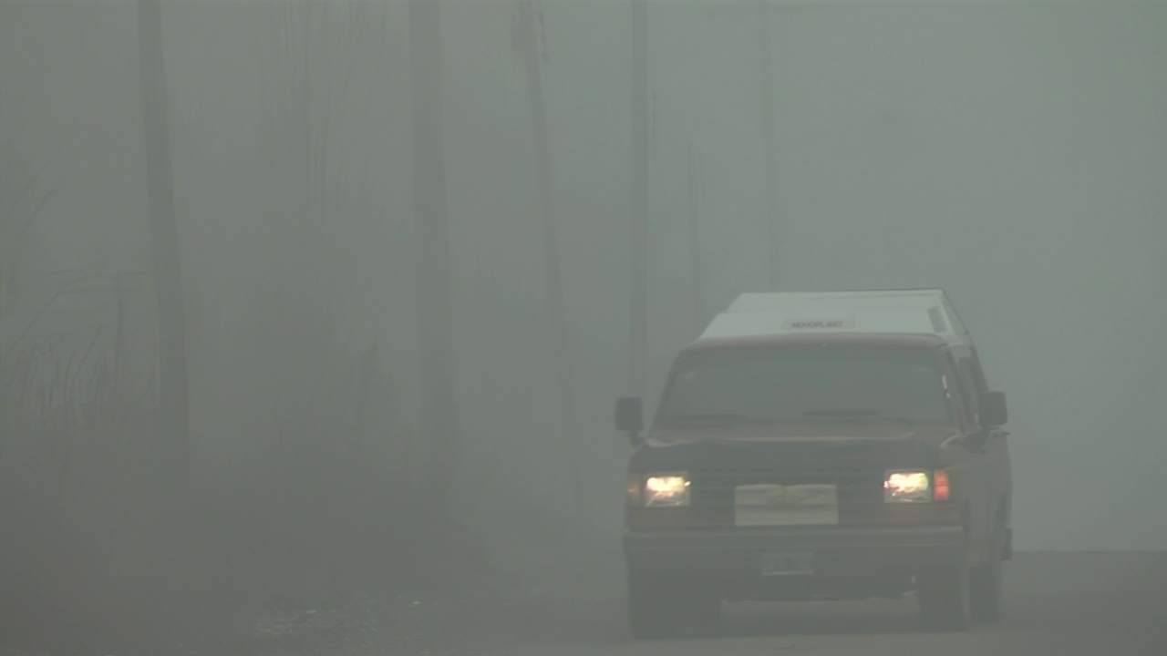 在一个雾蒙蒙的早晨，阿根廷内昆省瓦尔瓦尔科的乡村道路上，行人和老卡车的剪影。视频素材