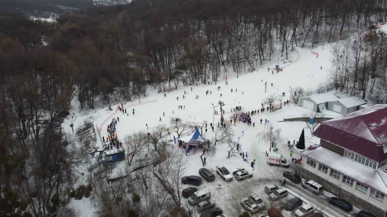 在滑雪场的斜坡上的无人机视图。从空中俯瞰森林和滑雪坡。无人机拍摄的冬季景观。滑雪胜地的雪景。航空摄影视频素材