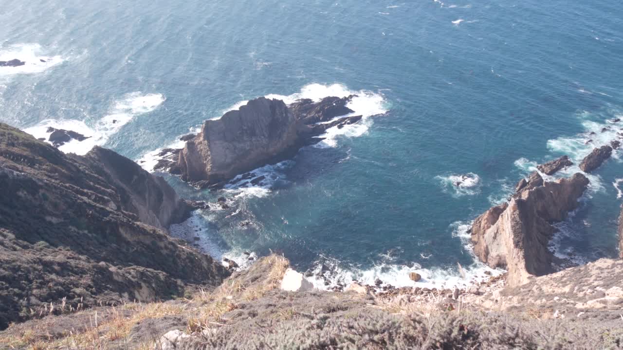 岩石的海洋。海浪拍打着海滩。加州大苏尔海岸陡峭视频素材