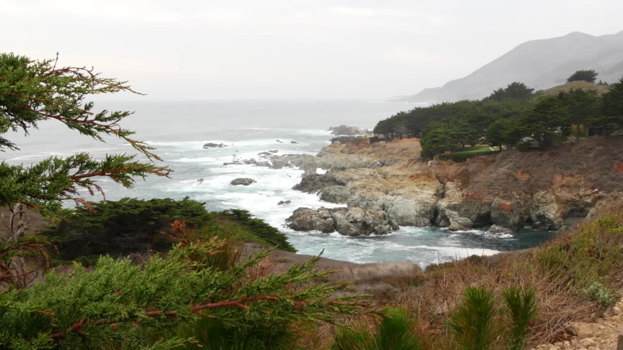 岩石嶙峋的海洋，多雾的天气。海浪拍打着海滩。加州,大苏尔。视频素材