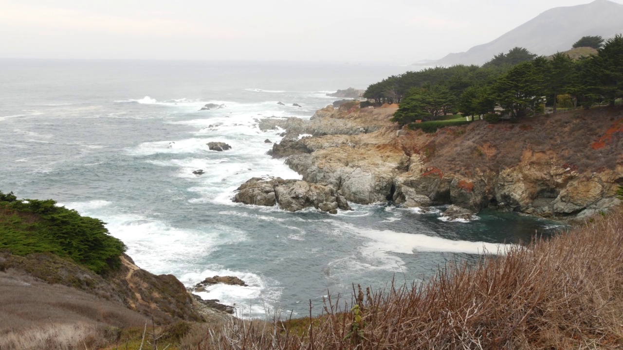 岩石嶙峋的海洋，多雾的天气。海浪拍打着海滩。加州,大苏尔。视频素材