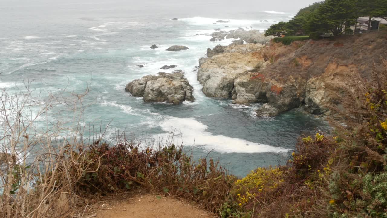 岩石嶙峋的海洋，多雾的天气。海浪拍打着海滩。加州,大苏尔。视频素材