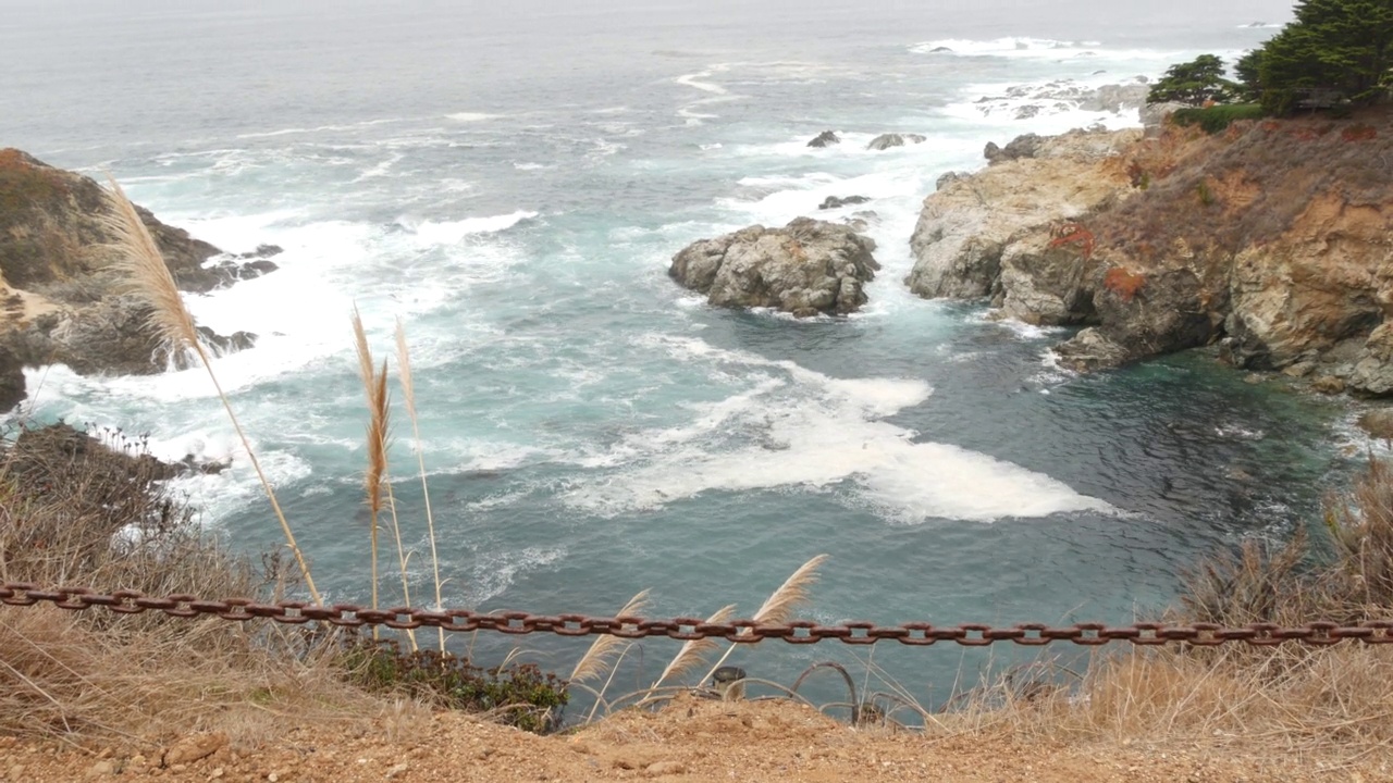 岩石嶙峋的海洋，多雾的天气。海浪拍打着海滩。加州,大苏尔。视频素材