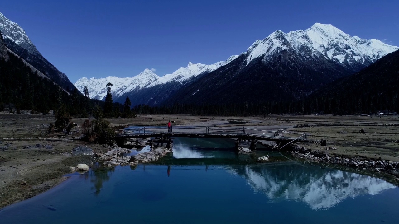 中国西藏林芝地区的然悟湖、雪山、蓝湖和著名旅游景点。视频素材