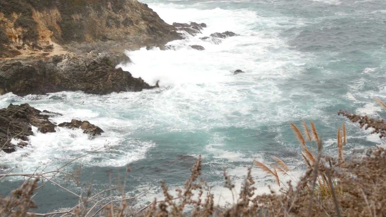 岩石嶙峋的海洋，多雾的天气。海浪拍打着海滩。加州,大苏尔。视频素材