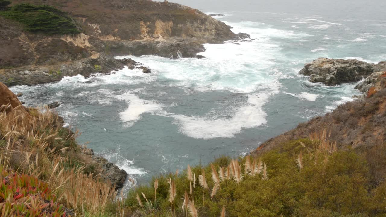 岩石嶙峋的海洋，多雾的天气。海浪拍打着海滩。加州,大苏尔。视频素材