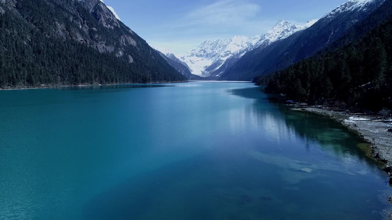 中国西藏林芝地区的然悟湖、雪山、蓝湖和著名旅游景点。视频素材