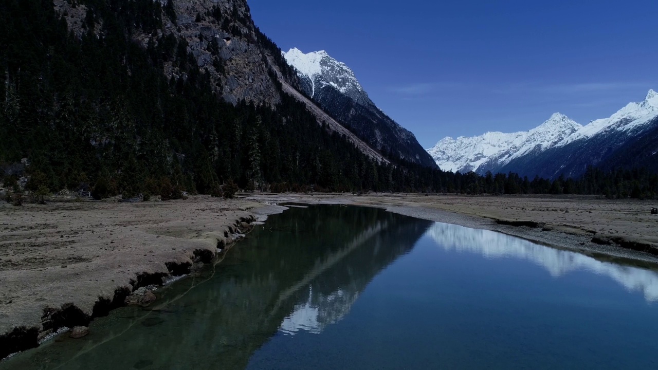 中国西藏林芝地区的然悟湖、雪山、蓝湖和著名旅游景点。视频素材