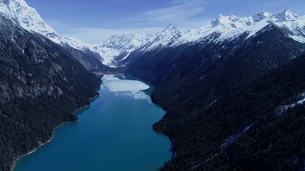 中国西藏林芝地区的然悟湖、雪山、蓝湖和著名旅游景点。视频素材