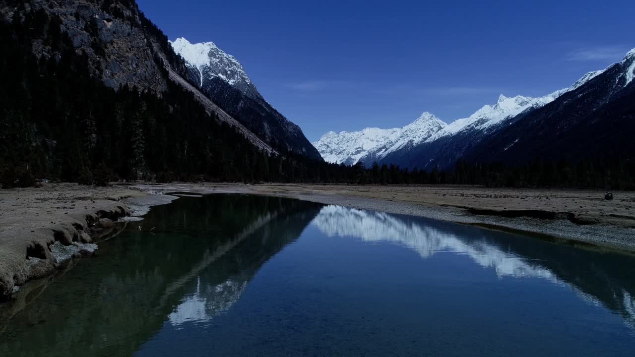 中国西藏林芝地区的然悟湖、雪山、蓝湖和著名旅游景点。视频素材