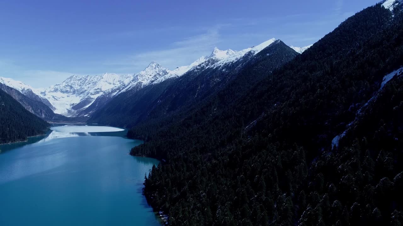 中国西藏林芝地区的然悟湖、雪山、蓝湖和著名旅游景点。视频素材