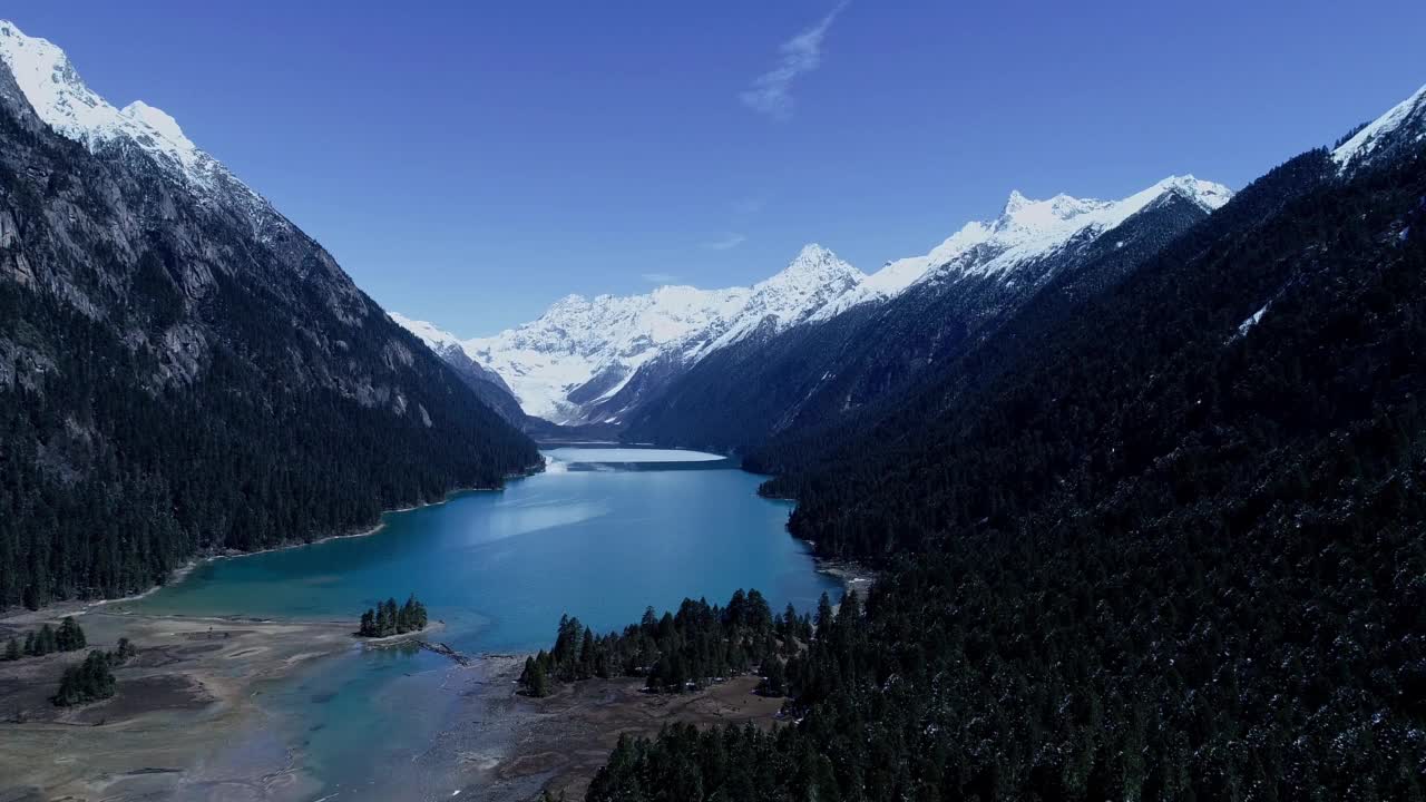 中国西藏林芝地区的然悟湖、雪山、蓝湖和著名旅游景点。视频素材