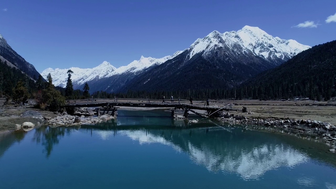 中国西藏林芝地区的然悟湖、雪山、蓝湖和著名旅游景点。视频素材