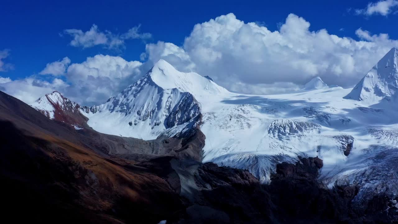 位于中国西藏的雪山喜马拉雅山。视频素材