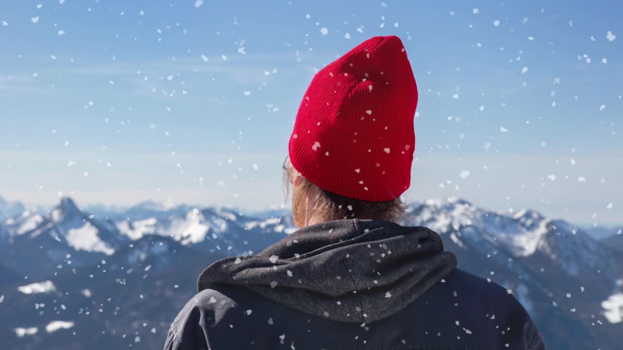 在雪山中的人的背影视频素材