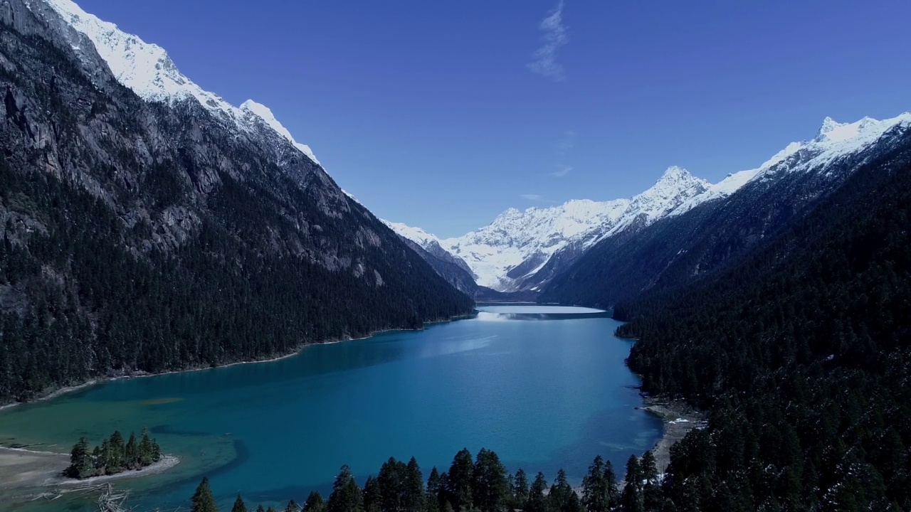 中国西藏林芝地区的然悟湖、雪山、蓝湖和著名旅游景点。视频素材