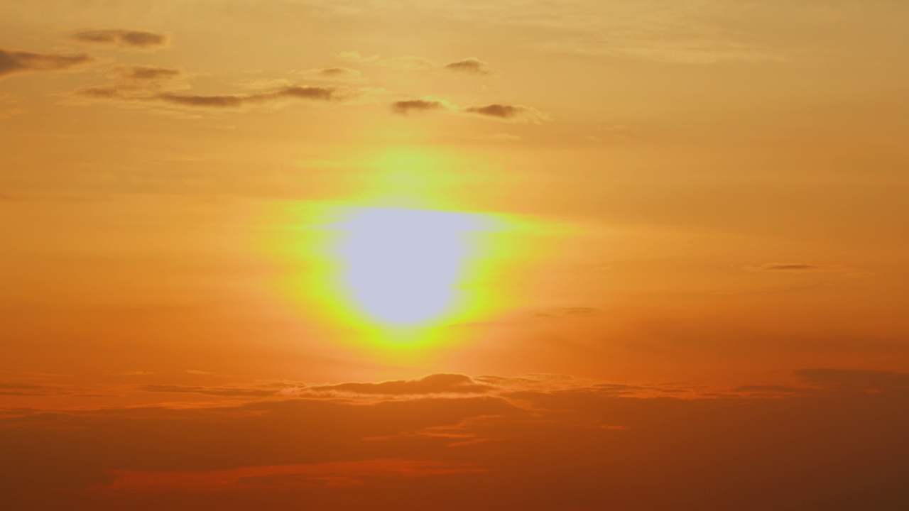 多云的日落天空与蓬松的云和太阳。夏日夕阳在天空朦胧。时间流逝。视频素材