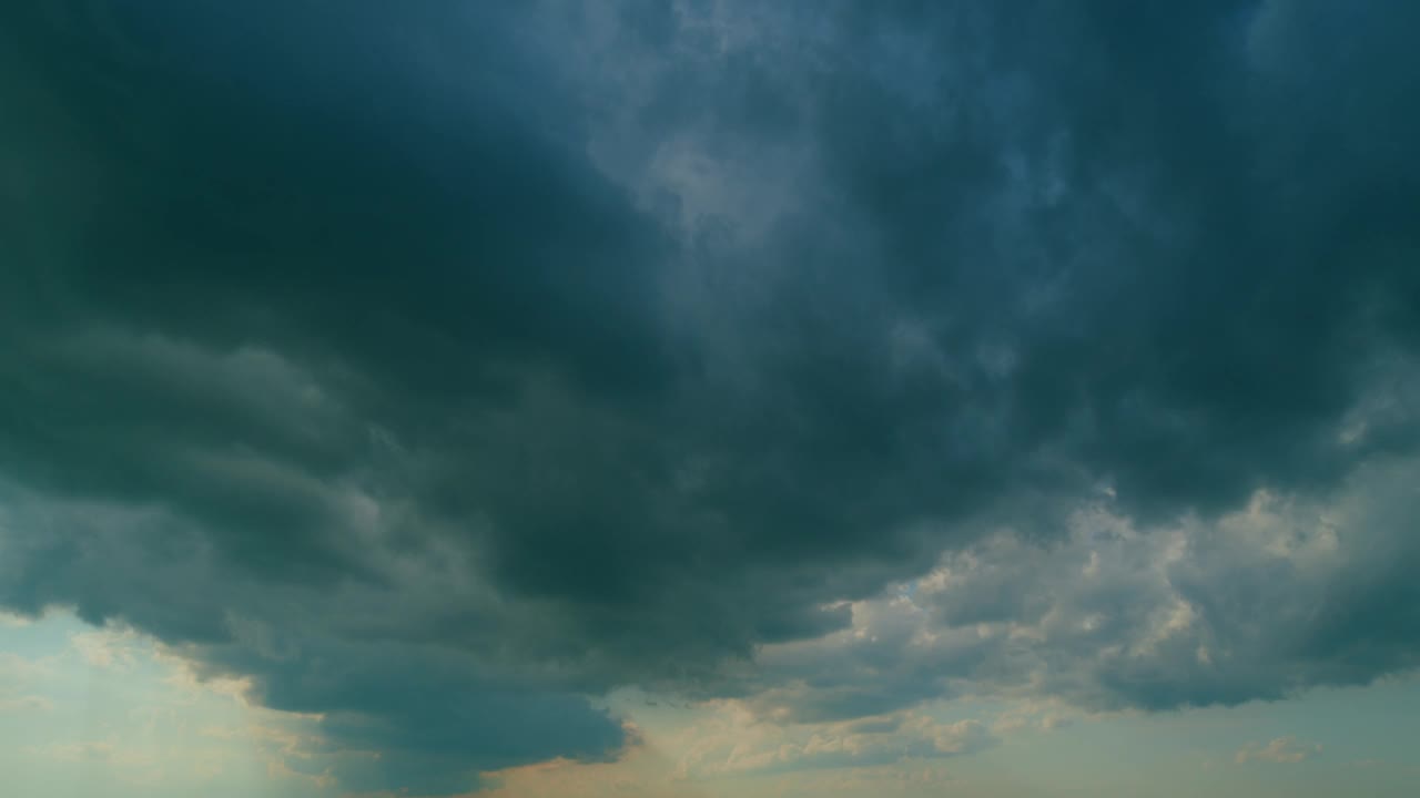 时间流逝。背景黑暗戏剧性的天空与暴风雨的云。在蓝天上飘动着白色的浮云。视频素材