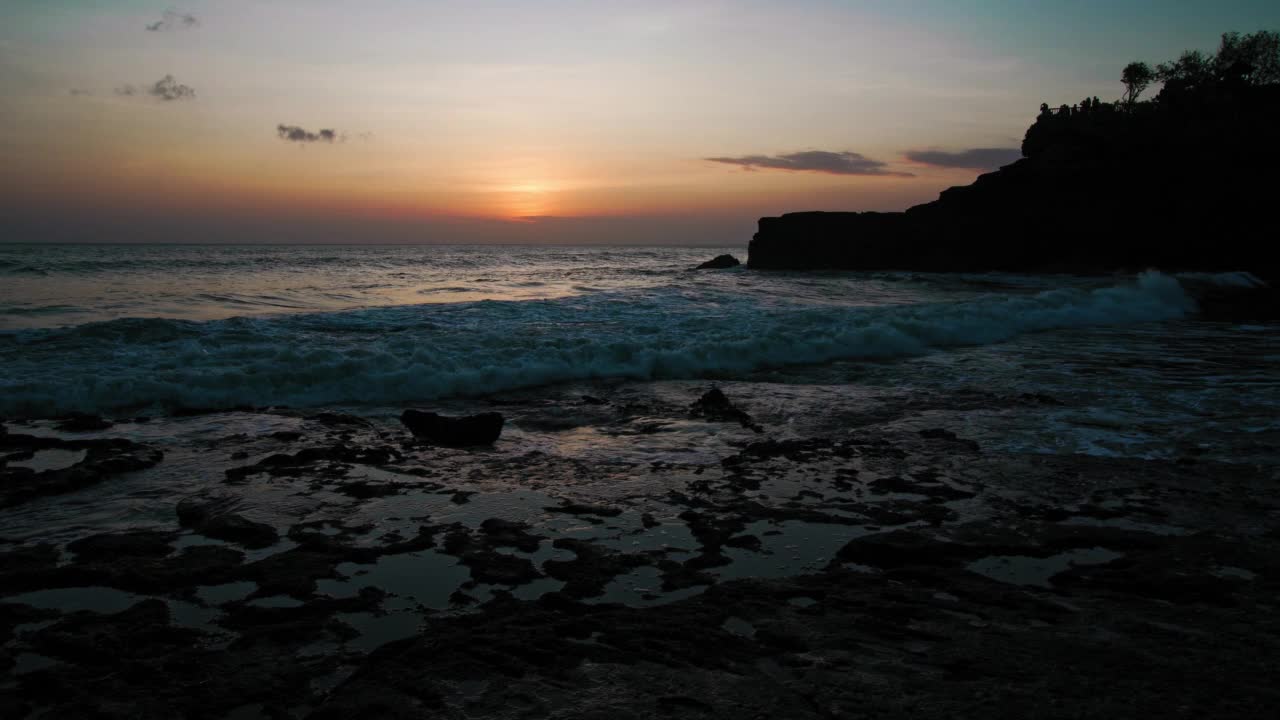 海边的日落，海边的海水和岩石，红色的天空视频素材