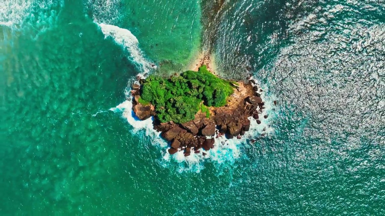 无人机拍摄的岛屿和海浪拍打岩石海岸的画面视频素材