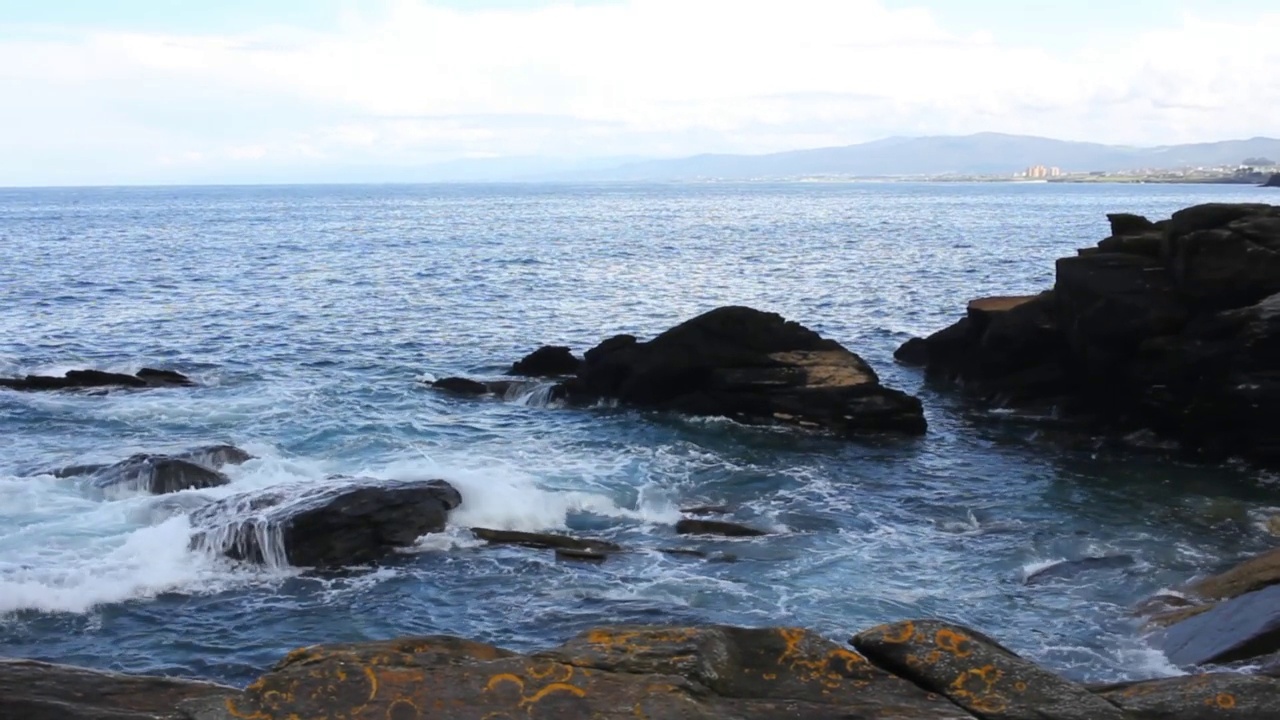 海浪拍打着海岸的岩石视频素材