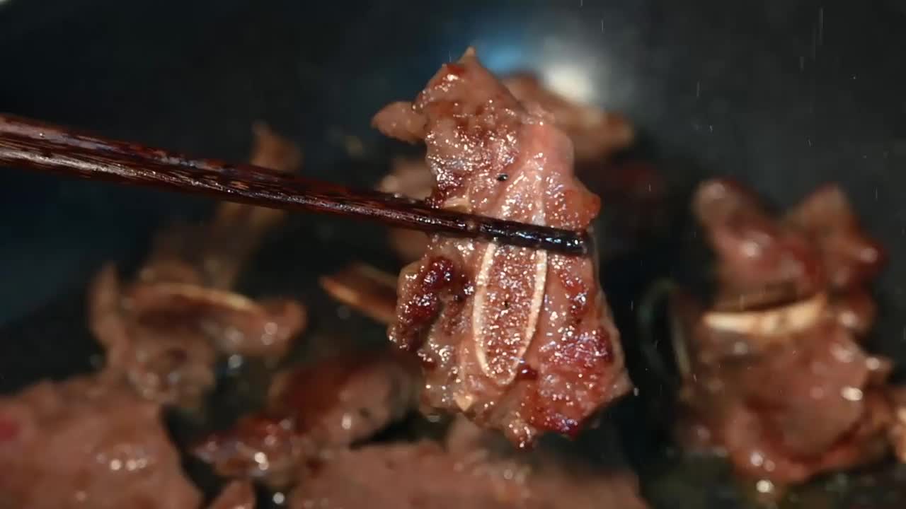 近距离翻转炸牛肉的视频视频素材