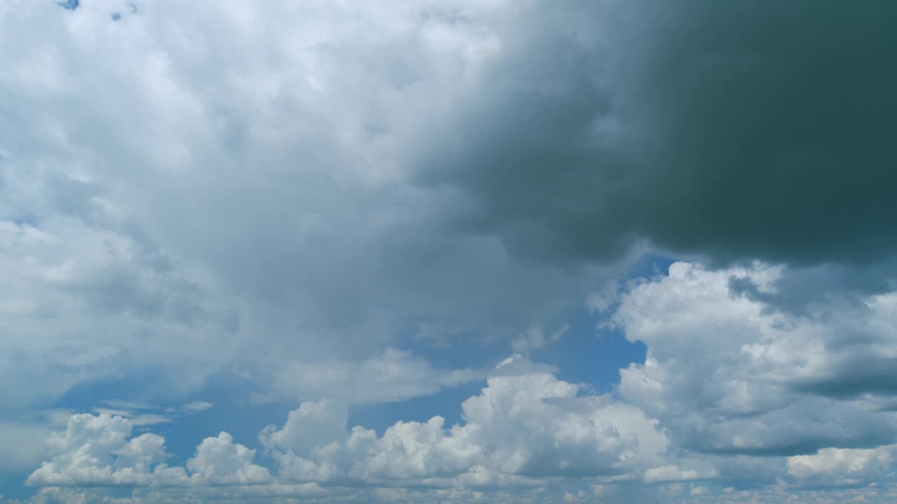 移动的白云。戏剧性的天空。雨在蓝天中形成云景。时间流逝。视频素材